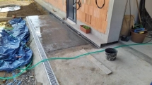 Betonový nájezd ke garáži a u vchodu