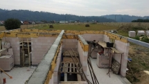 Dům z VPC IV. (armování a šalování věnce, betonáž věnce)