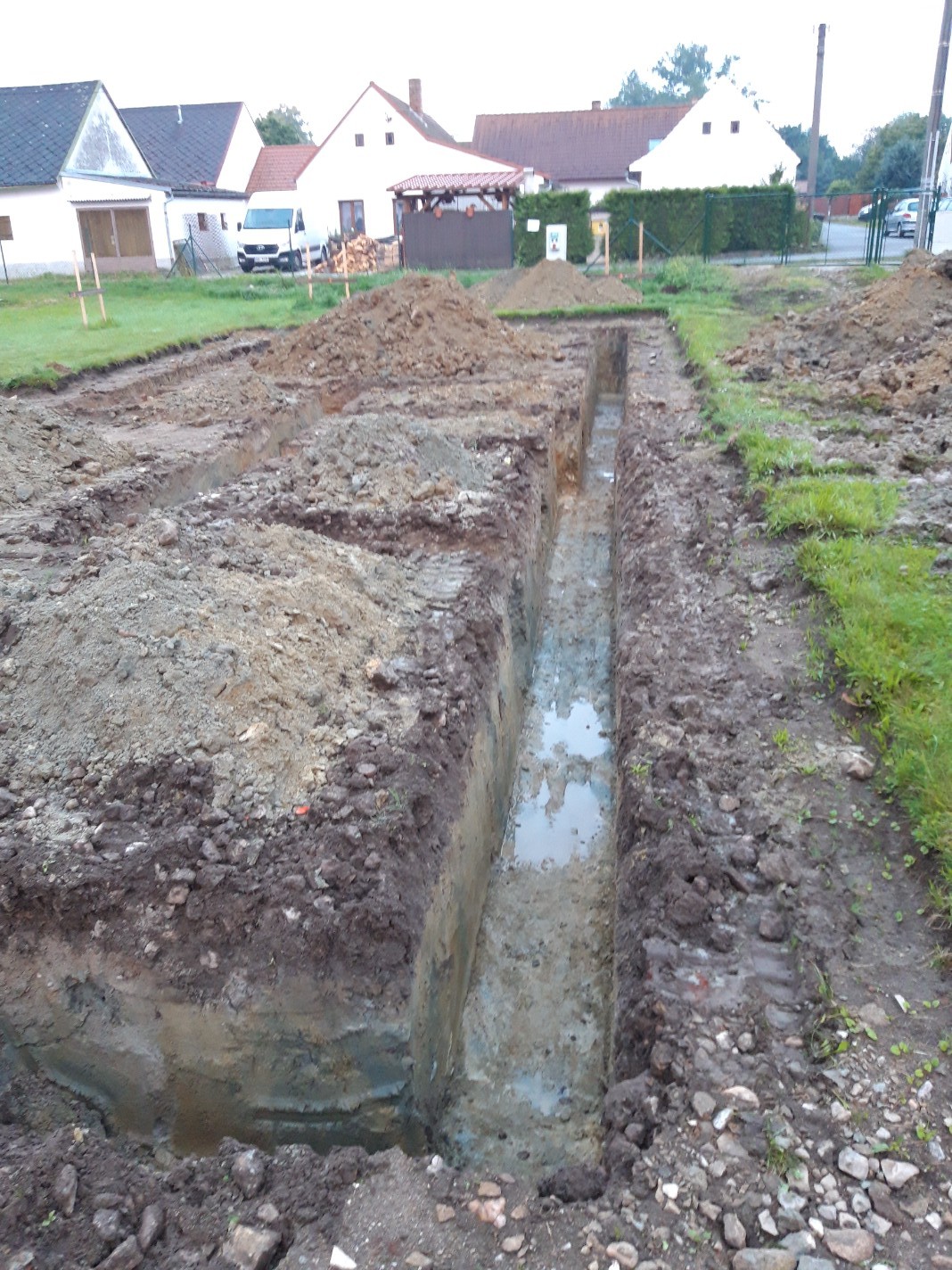 Uzemnění, prostupy a betonování základů