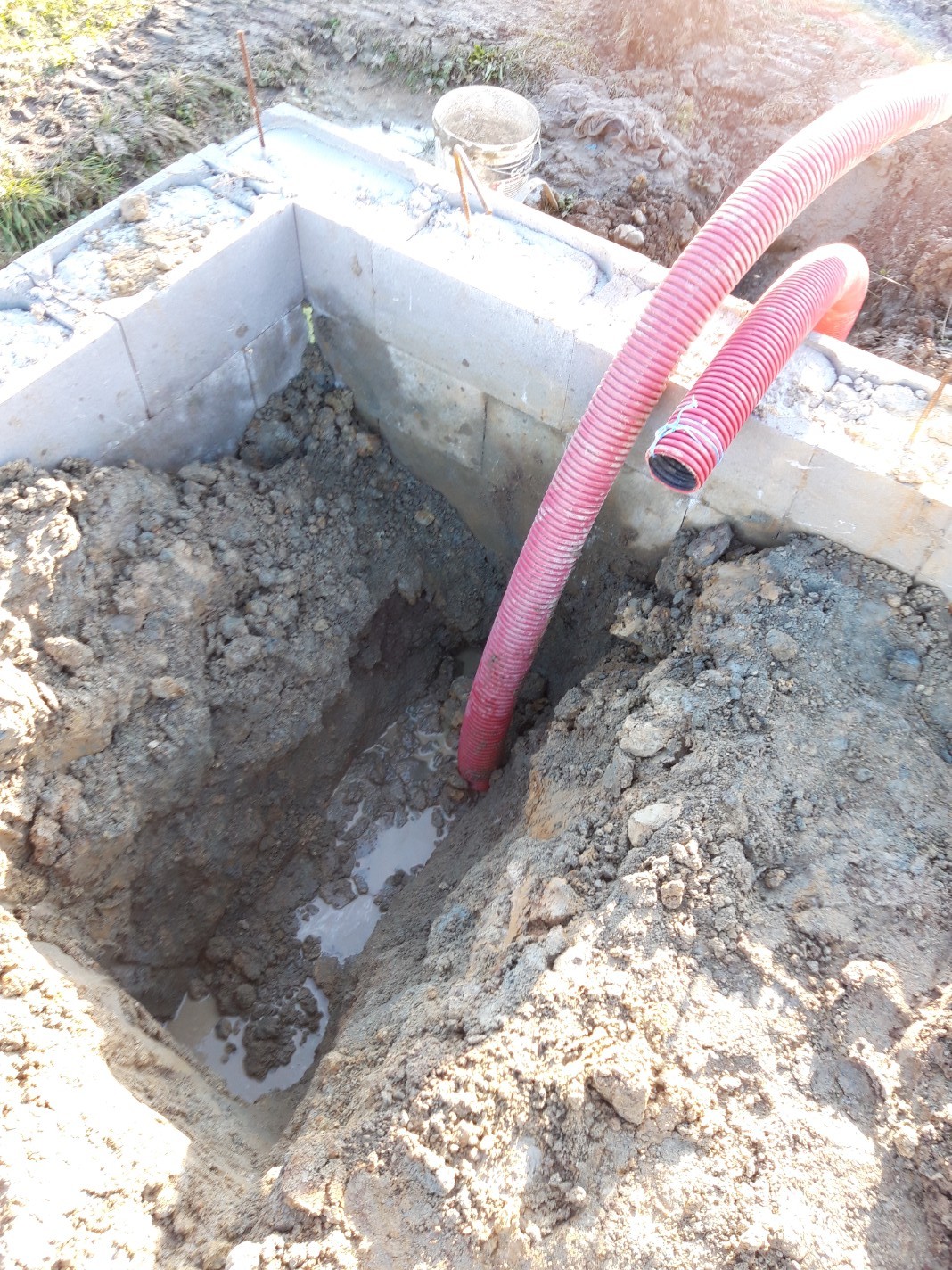 Uzemnění, prostupy a betonování základů