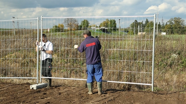 Oplocení pozemku – příprava a betonování sloupků