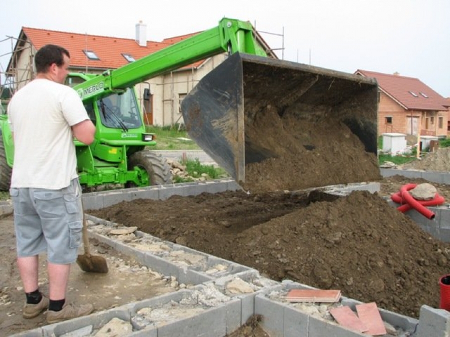 Zavážení ztraceného bednění zeminou