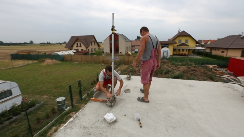 Zakládání první řady zdiva ve 2. nadzemním podlaží