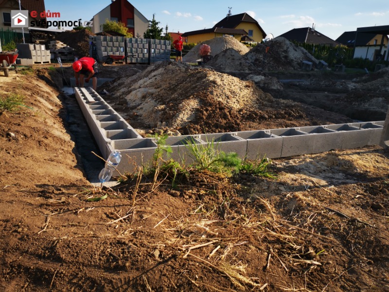 2. stavební týden - Betonování základových pásů a zakládání ztraceného bednění