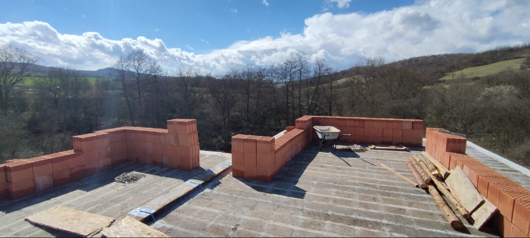 Stavba ve svahu, část VI. - příčky, instalace, omítky, okna apod.