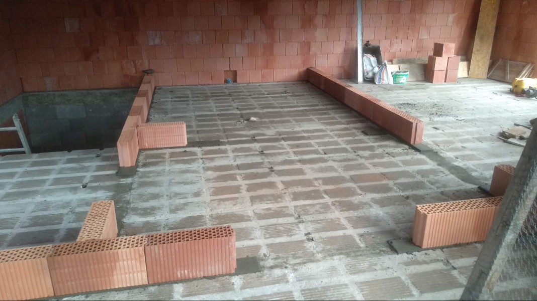 Stavba ve svahu, část VI. - příčky, instalace, omítky, okna apod.