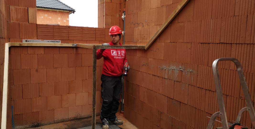 25. stavební týden – část první. Drážky pro stoupačky, penetrace, hydroizolace, rozměření a šalování schodiště