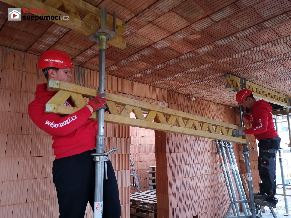 22. stavební týden – zdění a betonování štítů, odbednění stropu a založení a zdění šikmin na vnitřních nosných zdech ve 2. NP