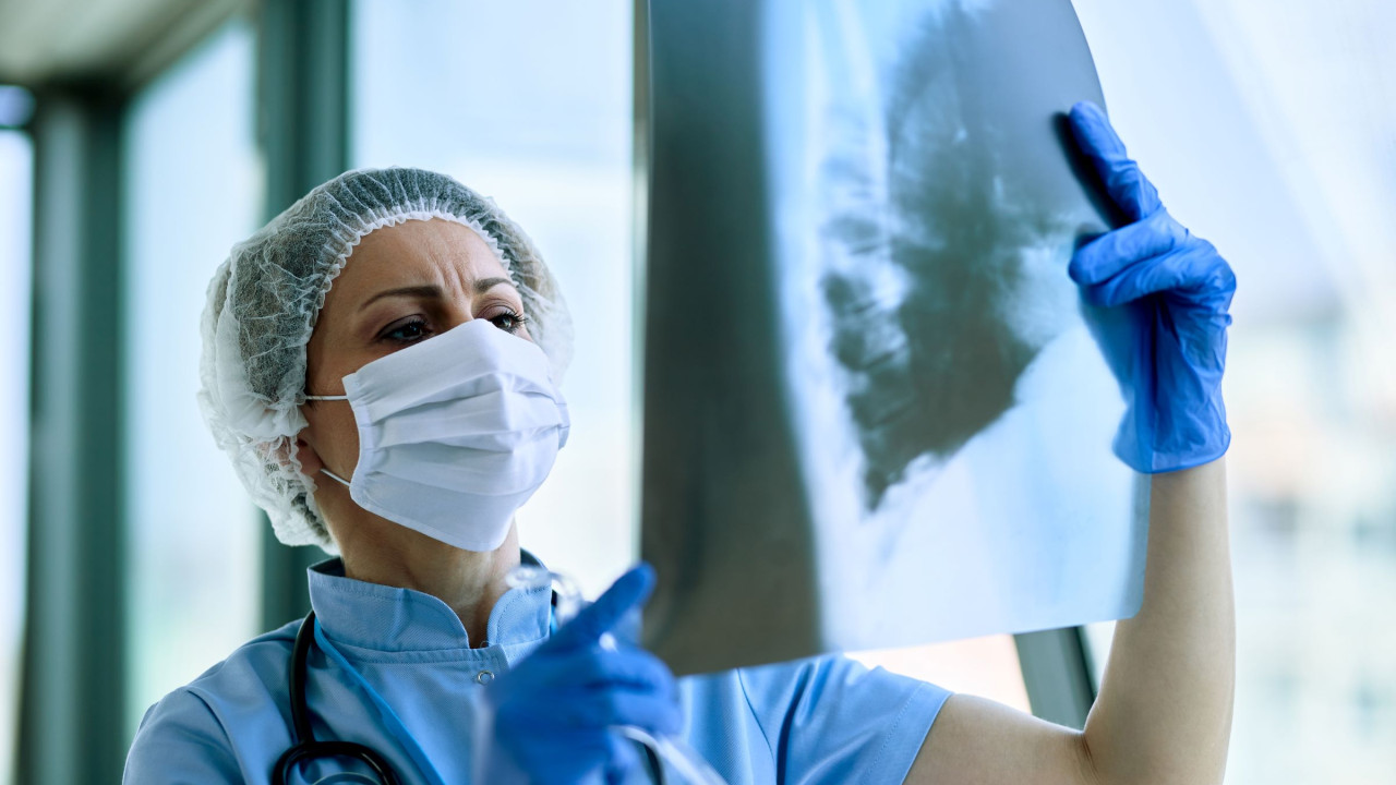 641aafade5b13__female-radiologist-analyzing-chest-xray-of-an-patient-at-medical-clinic-during-coronavirus-epidemic.jpg