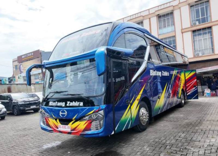 Hino Serahkan Bus Terbaru Hino RM 280 ABS ke PO Bintang Zahira