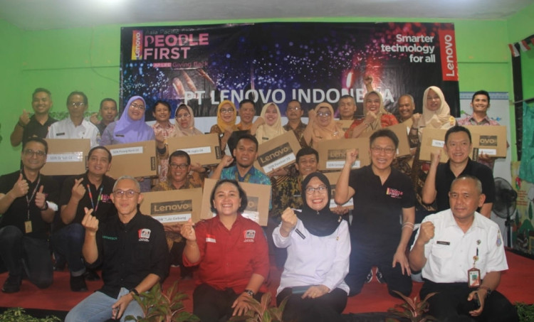 Computer Lab for Education dari Lenovo dengan Donasi Ratusan Laptop dan PC