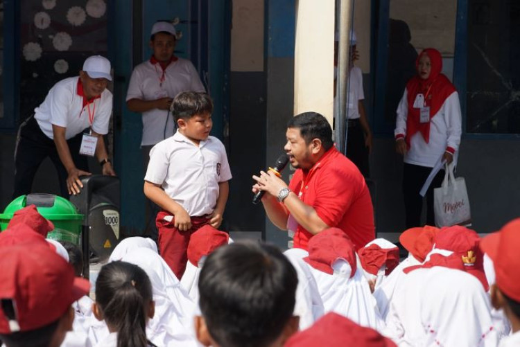 ERHA Menggulirkan Program Peningkatan Kualitas Pendidikan Anak Pemulung di Bantar Gebang