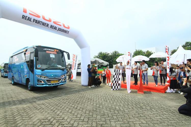 Isuzu Antar Lebih dari 50 Keluarga Pulang Kampung