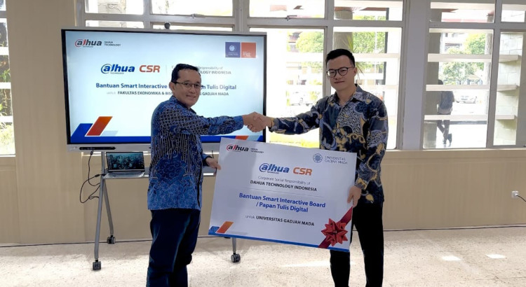 Dahua Serahkan Interactive Board ke FEB UGM