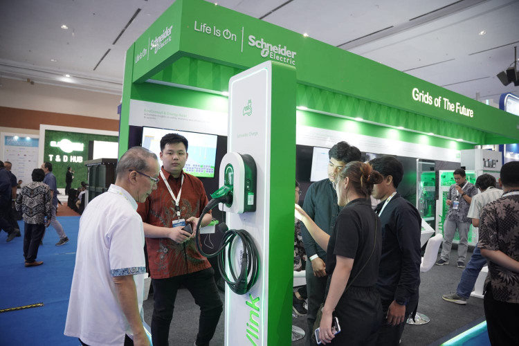 Schneider Electric Pamerkan Produk Listrik Transisi Rendah Karbon