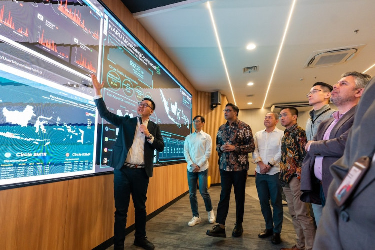 Pemantauan lalu lintas jaringan Indosat di Digital Intelligence Operations Center (DIOC). (dok. Indosat)