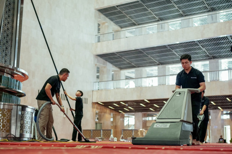 Proses Pembersihan Lingkungan Masjid Istiqlal. (Foto: Kawan Lawa Solution)