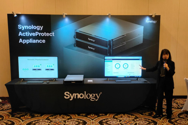 Clara Hsu, Country Manager Synology saat mendemonstrasikan fitur ActiveProtect. (foto: Jeihan Kahfi/SWA)