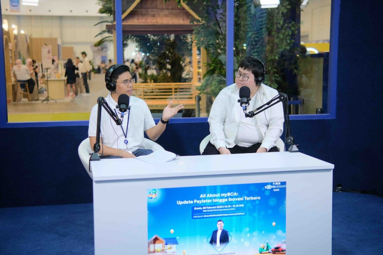 EVP Transaction Banking Business Development BCA I Ketut Alam Wangsawijaya (kiri) saat BCA Expoversary 2025. (dok. BCA)