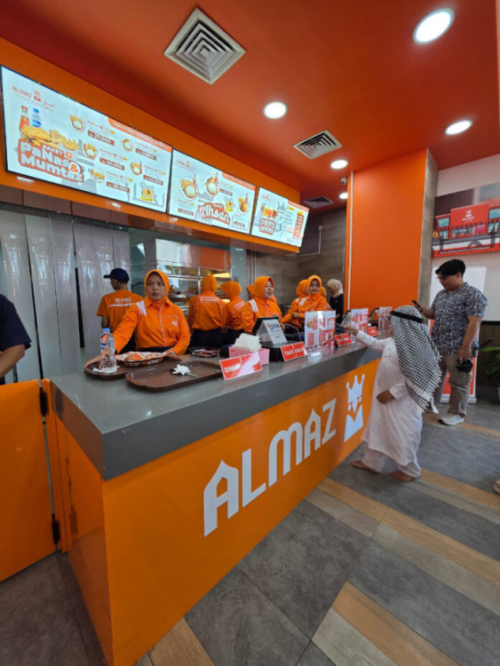 Aktivitas di gerai Almaz (Foto: Bambang Suyudi/SWA)