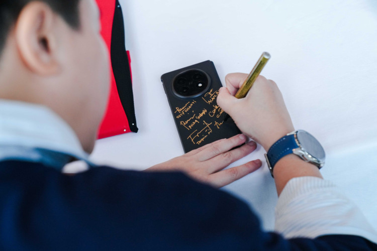 Goresan Tangan Legenda Artis. (Foto: Oppo Indonesia)