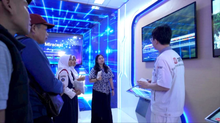 CRRC Sifang Kenalkan Teknologi Kereta Cepat kepada Siswa dan Railfans di Tegalluar