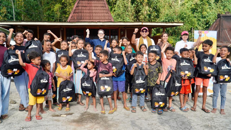 Komunitas Golf Geotermal Menyalurkan Peralatan dan Dana Pendidikan untuk Anak-Anak di  NTT