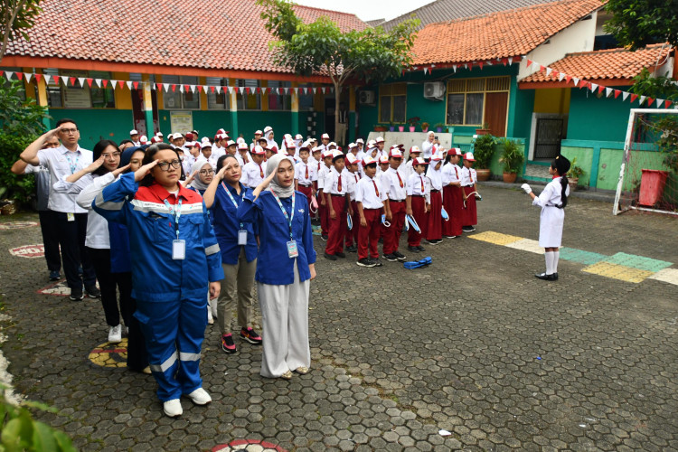 Perwira Pertamina mengikuti kegiatan upacara pagi bersama siswa SD saat acara Pertamina Energi Negeri &ldquo; Energi Untuk Negeri, Anak Hebat Indonesia Kuat&rdquo; yang diselenggarakan di Sekolah Dasar Negeri 05 Pagi, Tebet, Jakarta pada Senin (25/8/2025).