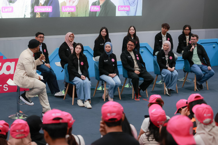 Perwakilan EF EFEKTA Education Ambassadors berdiskusi dalam acara peluncuran program ambassador di Jakarta. (Foto: EF EFEKTA)