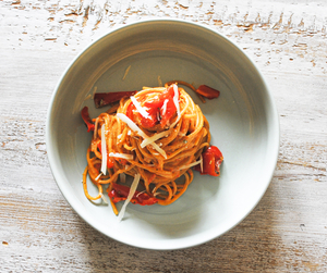 Creamy spaghetti with red pepper sauce