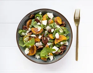 Salad with sweet potato and goat cheese