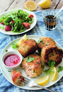 Salmon burgers with spinach and strawberry salad