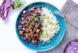 Tempeh roerbak met rode kool en wortel