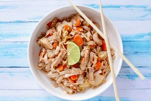 Rice noodles with Chinese cabbage and pork fillets