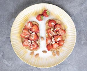 Toast met aardbeien en notenpasta