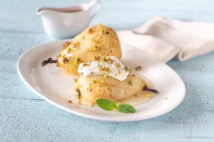 Grilled pear with pistachios and yoghurt