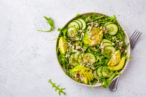 Avocado en komkommer salade