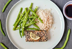 Sesame crusted Tuna steaks with green beans