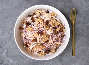 Rainbow salad with raisins and walnuts