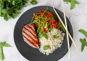 Grilled tuna with Japanese salad