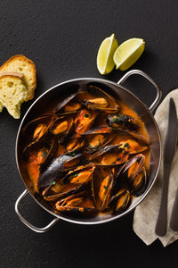 Steamed mussels in tomato and wine broth