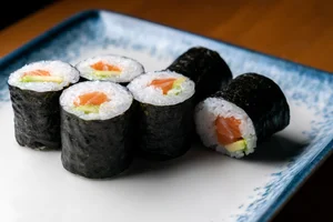 Gerookte zalm en avocado sushi