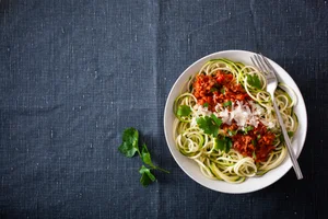 Linzen ragu met courgette spaghetti