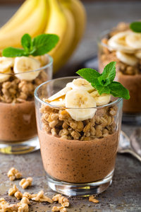 Chocolade chia parfait met banaan en granola