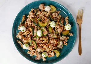 Fusilli with chicken, mozzarella and grilled zucchini