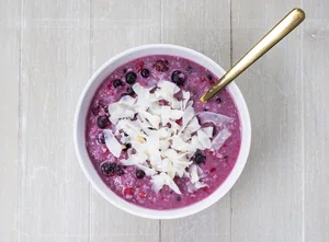 Berry porridge with coconut