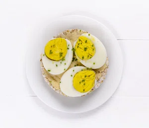 Rice cake snack with egg and hummus