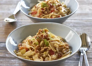 Spaghetti with fennel onion sauce and nuts