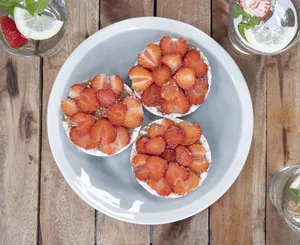 Rijstwafel snack met notenpasta en aardbeien