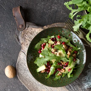 Rucola, avocado en walnoot salade